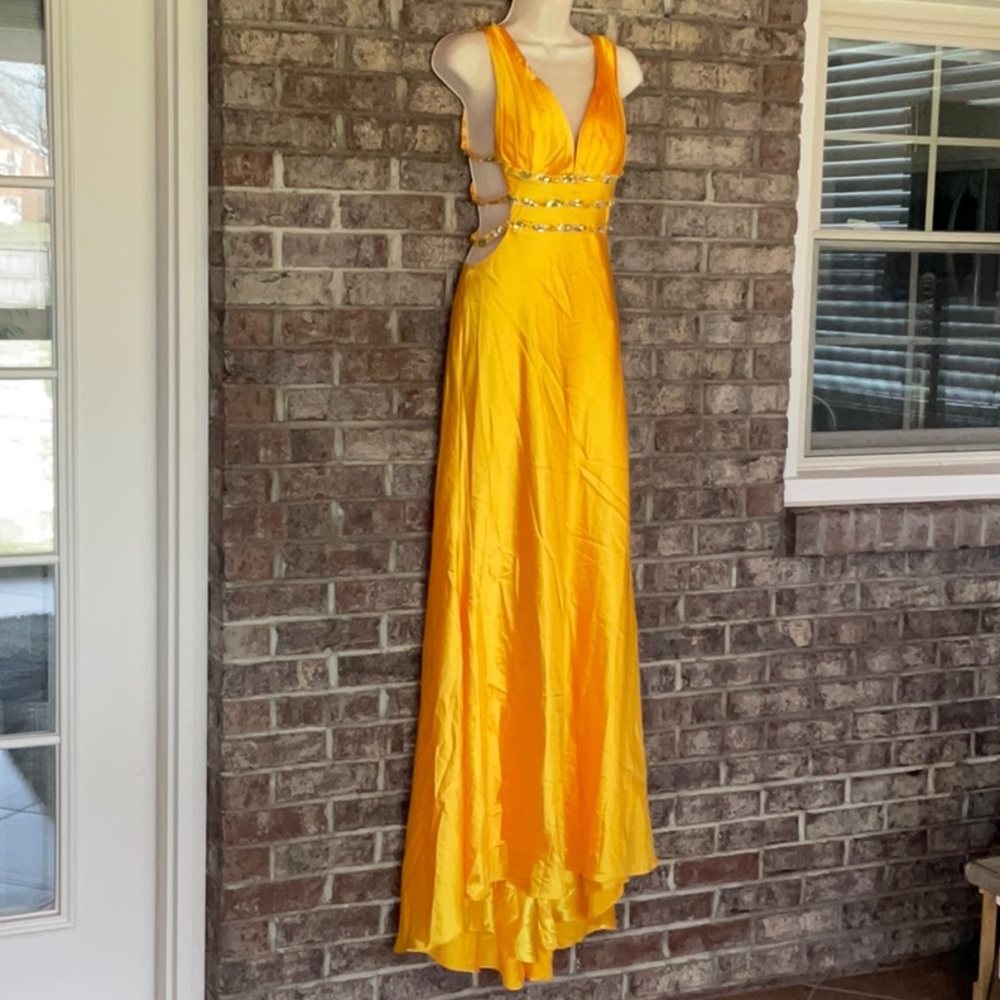 Milano formal dress 👗 - Picture 3 of 16